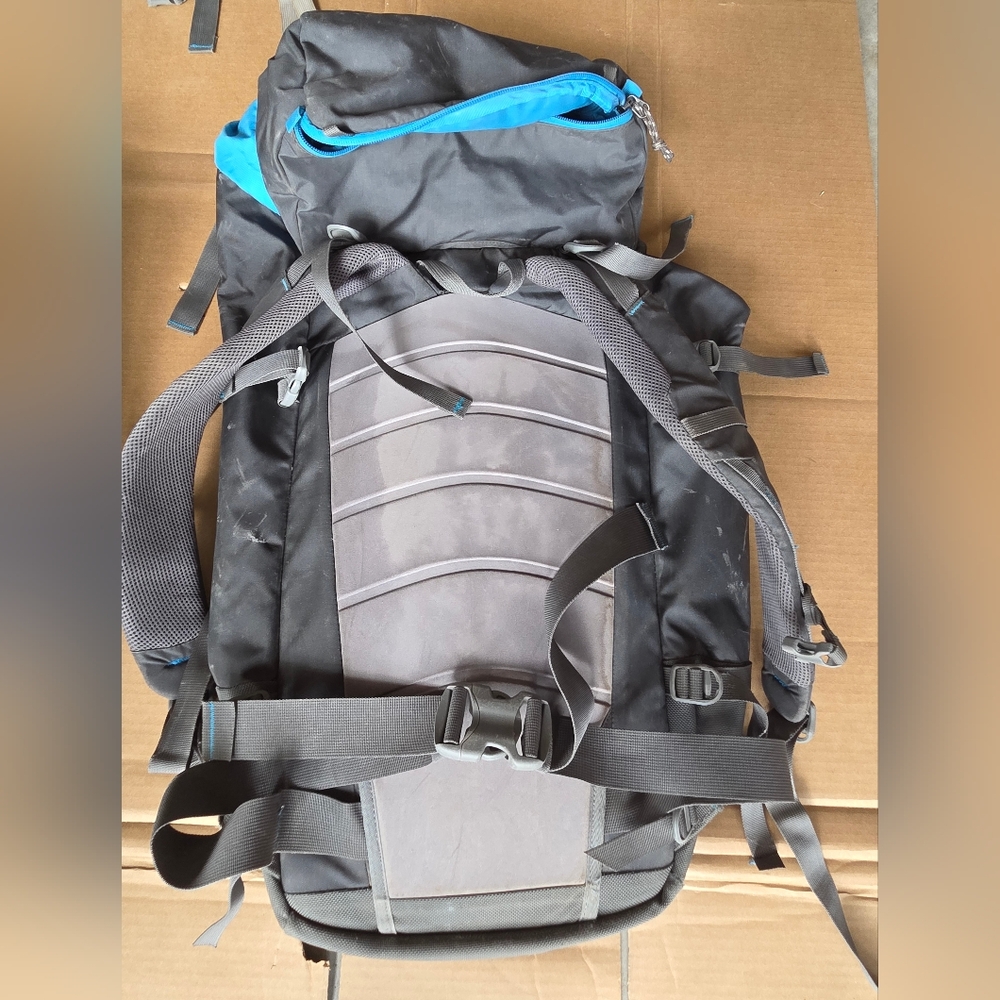Lightweight 40L Backpack - Picture 3 of 3